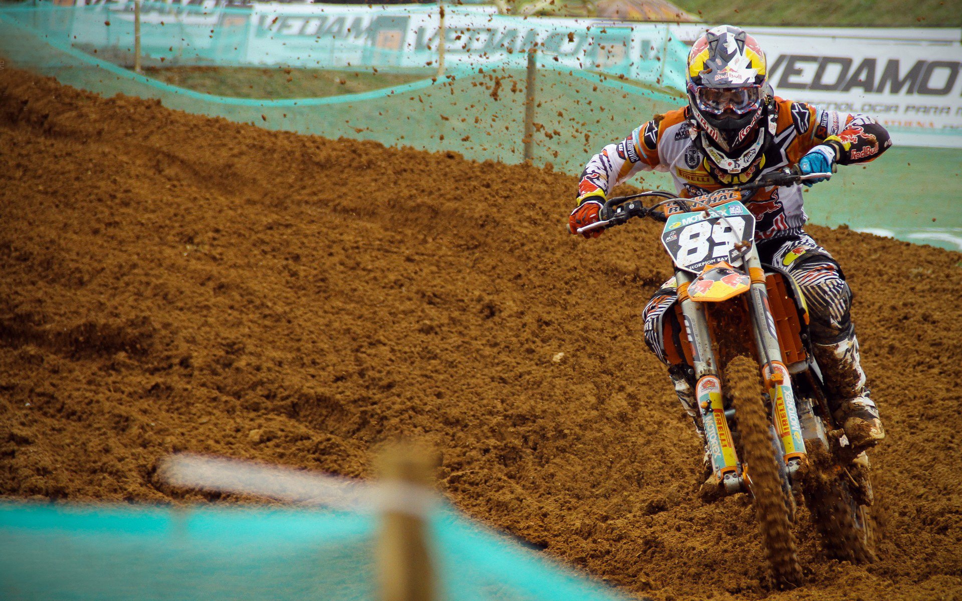 心理抗压：冠军车手的比赛心态揭秘，赛车手心理素质